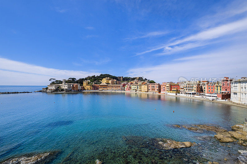 位于Sestri Levante的Baia del Silenzio(沉默湾)，周围是特色的彩色建筑——意大利利古里亚